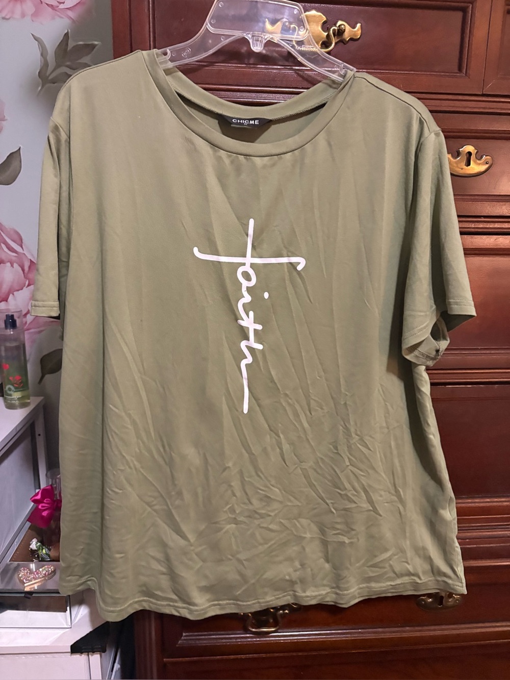 chic Women’s Olive Green 'Touin' Graphic T-Shirt XL